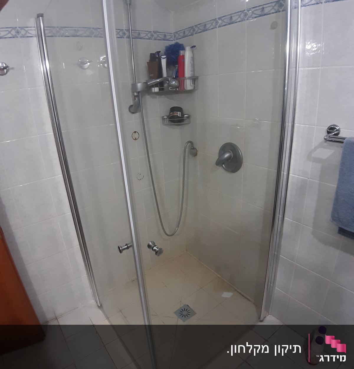 מקלחון זכוכית עם מדף מוצרים ומקלחת יד